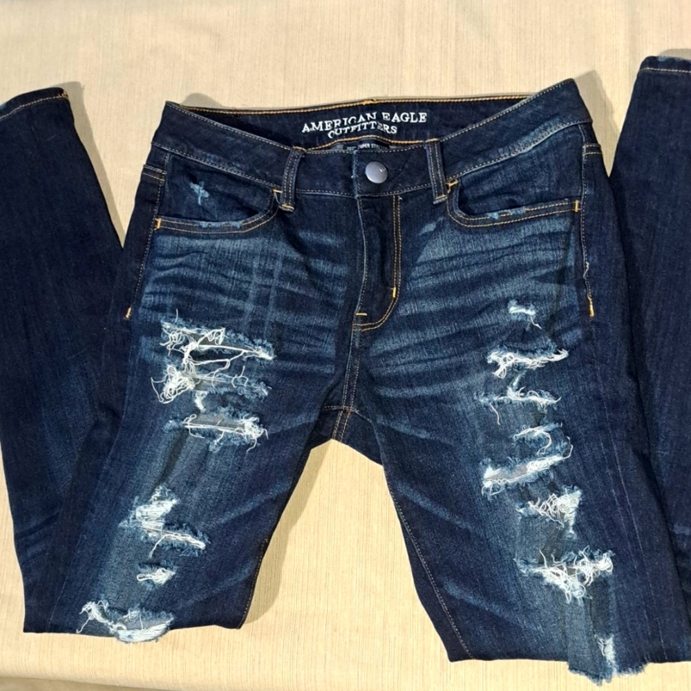 American Eagle Size 8 Dark Wash 360 Super Stretch Ripped Jeans